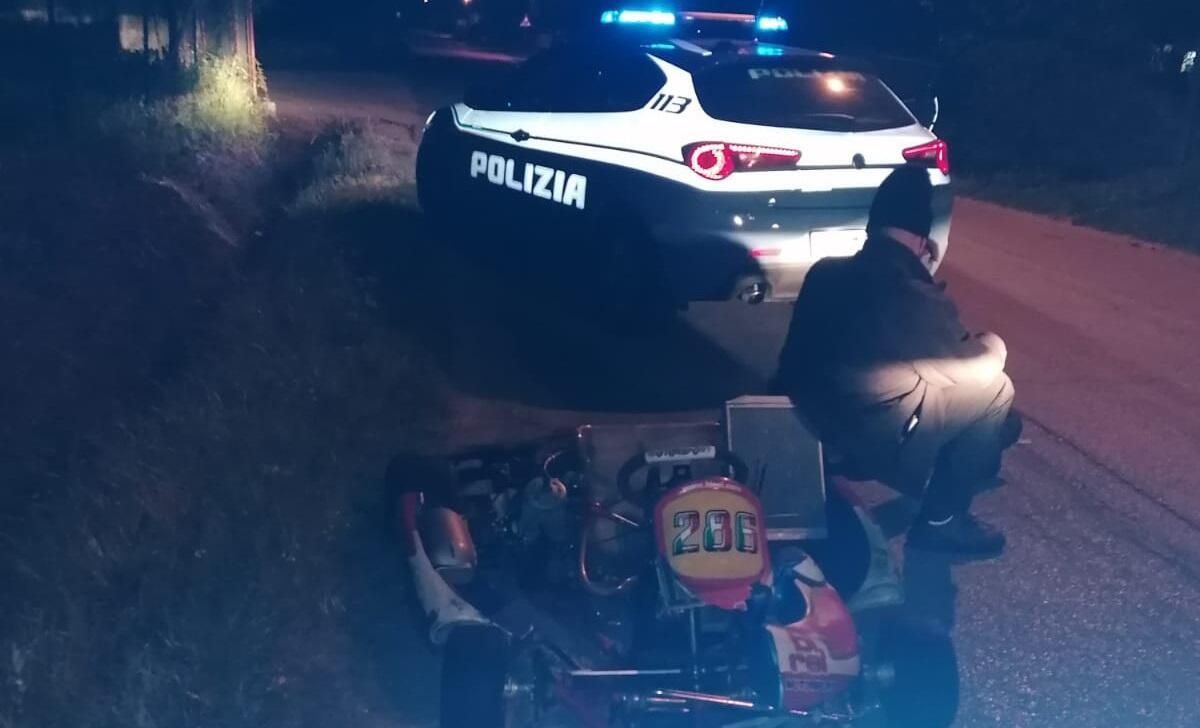 SFRECCIA SUL GO-KART PER SFUGGIRE ALLE FORZE DELL'ORDINE: IL VIDEO DIVENTA VIRALE - 