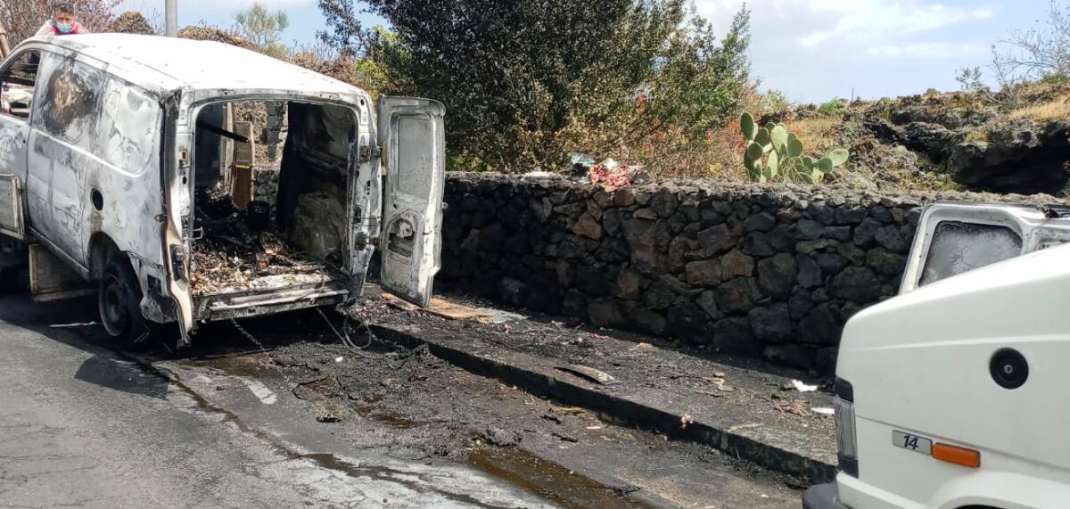 BELPASSO: FURGONE PRENDE FUOCO MENTRE È IN MARCIA - 