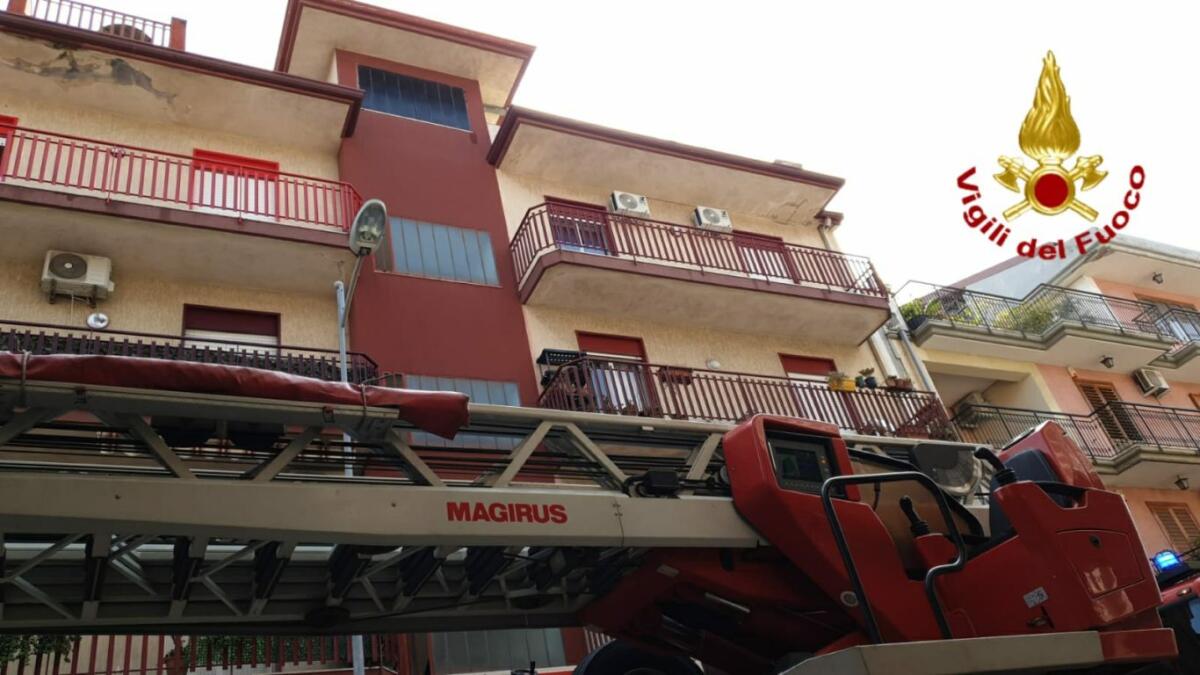 TRAGEDIA AD ACI SAN FILIPPO: INCENDIO IN UN APPARTAMENTO, UN MORTO - 