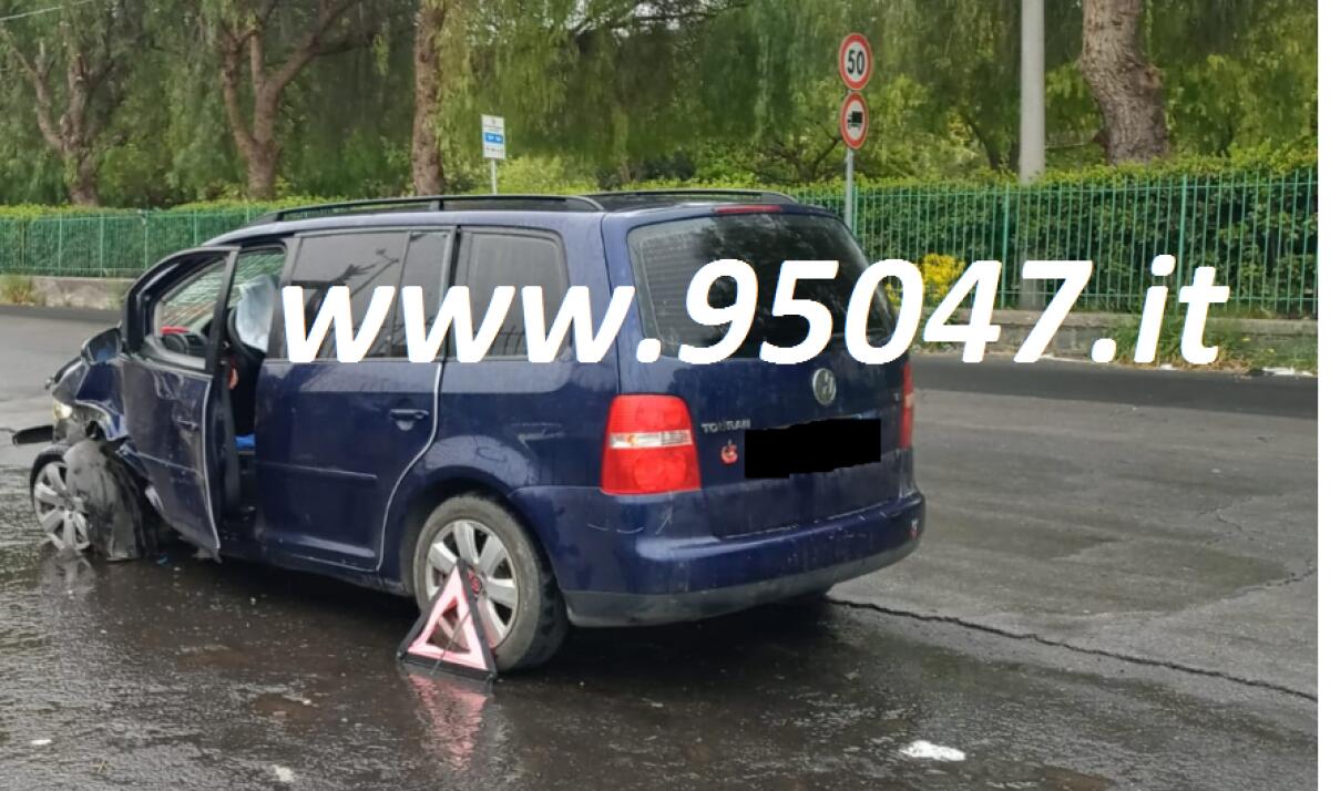 PATERNO': CON L’AUTO FINISCE CONTRO UN MURO - 