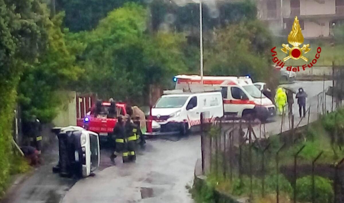 ACIREALE, PERDE IL CONTROLLO DELL’AUTO E SI RIBALTA SU UN LATO - 