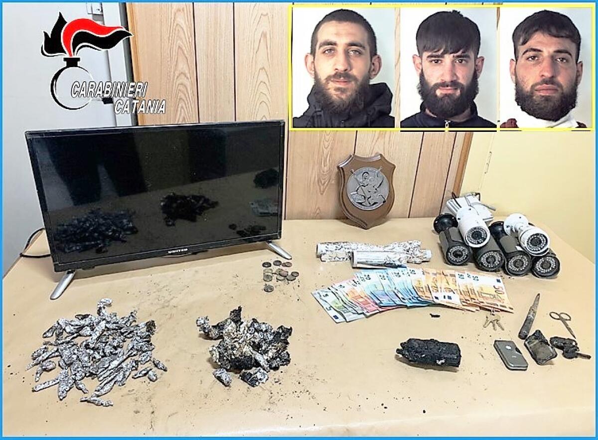 SUPERMARKET DELLA DROGA IN UN CASOLARE ABBANDONATO DI CATANIA, TRE ARRESTI - 