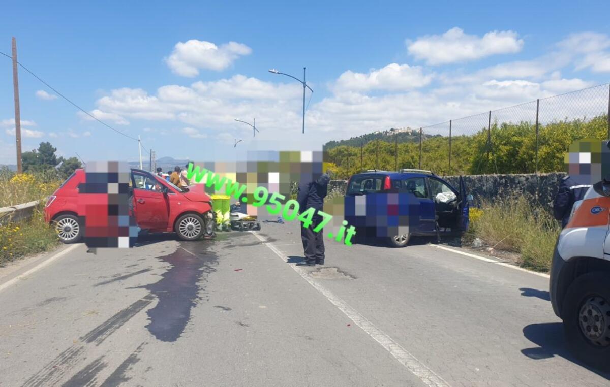 PATERNO': VIOLENTO SCONTRO FRA DUE AUTOMOBILI , AIRBAG ESPLOSI E FERITI - 