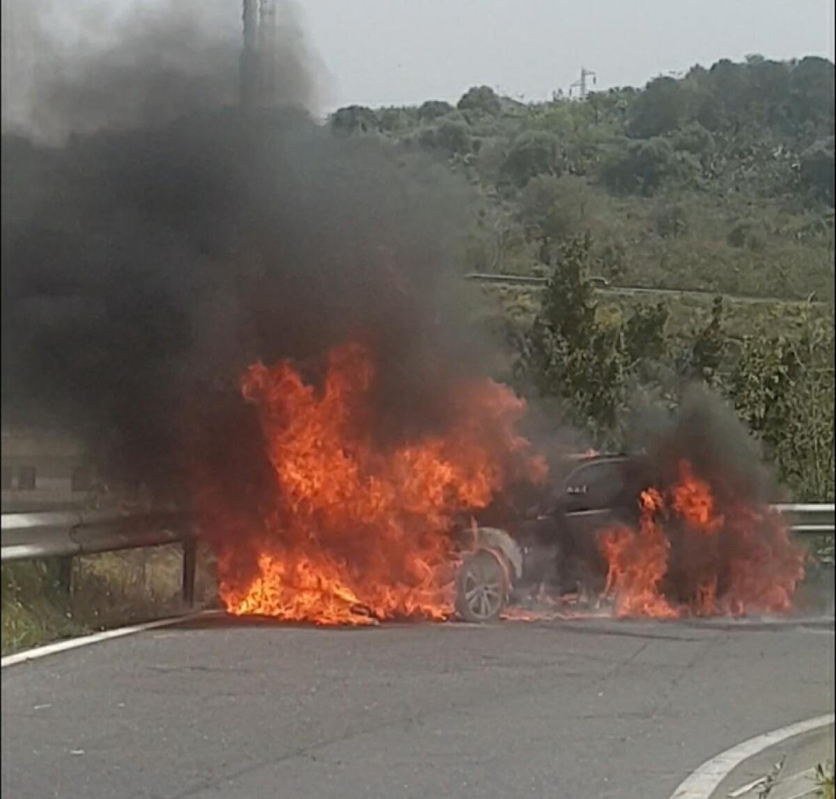 PATERNO': AUTO PRENDE FUOCO DURANTE LA MARCIA AL CORSO ITALIA - 