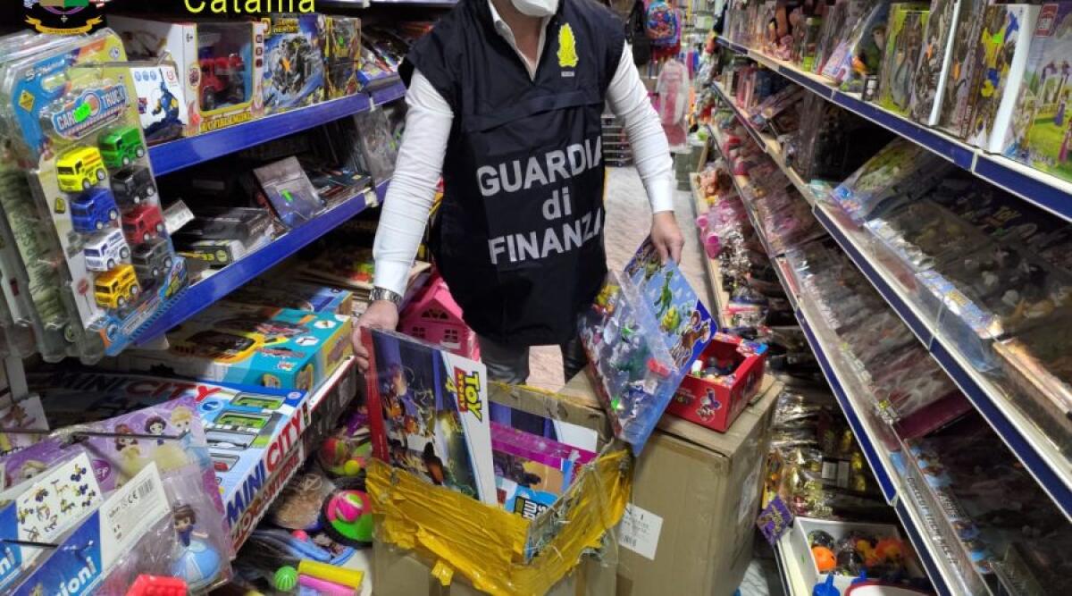 ARTICOLI CONTRAFFATTI O NON A NORMA: SEQUESTRI E SANZIONI A BELPASSO, CATANIA, GIARRE, FIUMEFREDDO E PEDARA, 10 DENUNCE - 