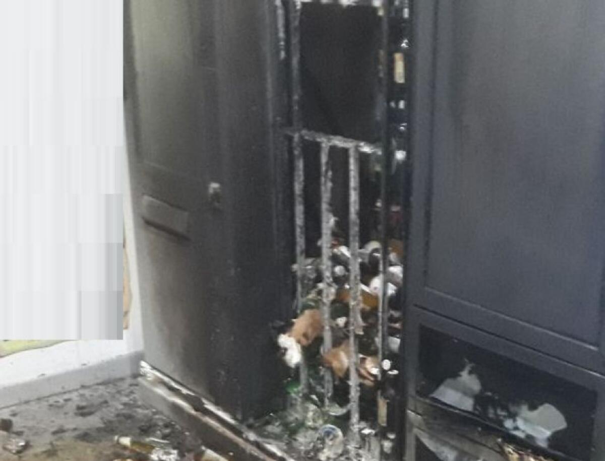 PATERNO': INCENDIO  NELLA NOTTE  BRUCIA UN DISTRIBUTORE DI SNACK E BEVANDE - 