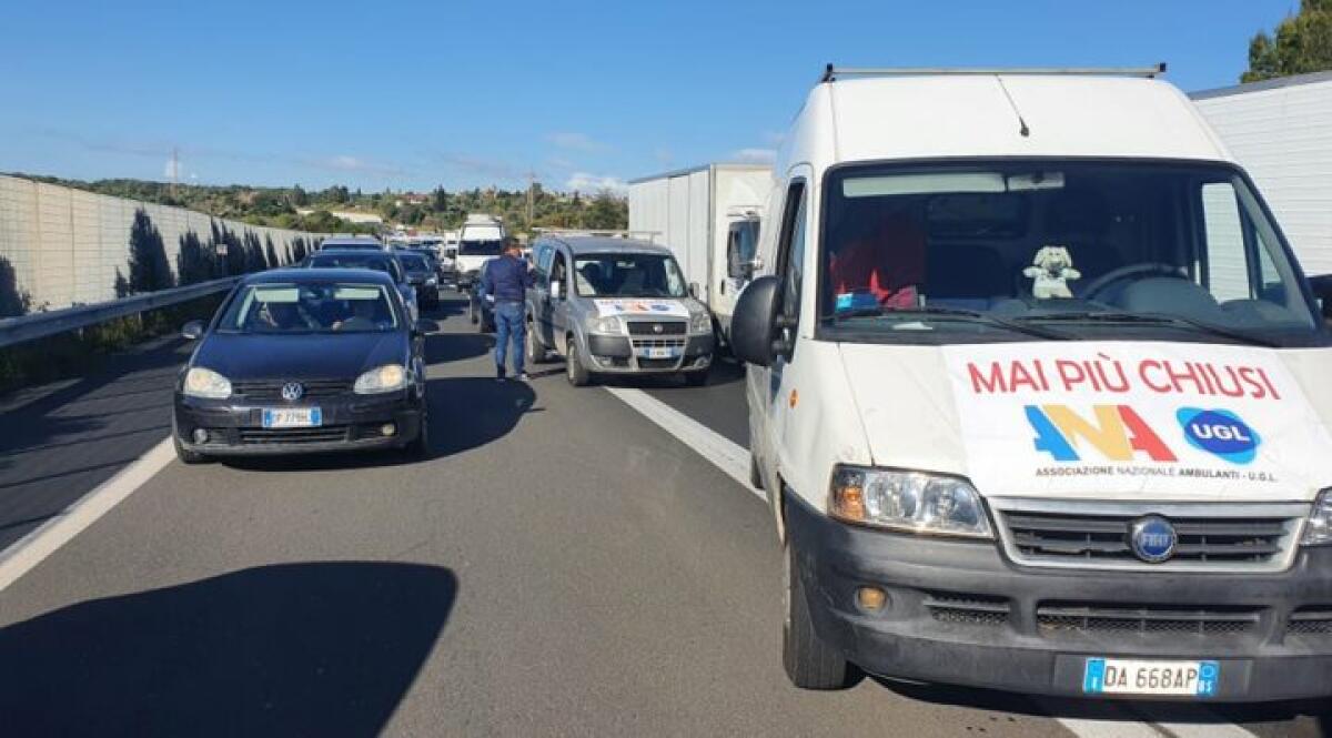 CATANIA: TANGENZIALE BLOCCATA PER PROTESTA DEGLI AMBULANTI – TRAFFICO IN TILT – PROTESTA ANCHE LA MUSICA LE FOTO - 