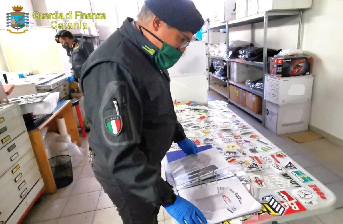 SEQUESTRATO A BELPASSO UN “LABORATORIO DEL FALSO”. DENUNCIATO IL TITOLARE CHE VENDEVA I CAPI TAROCCATI ON-LINE. - 
