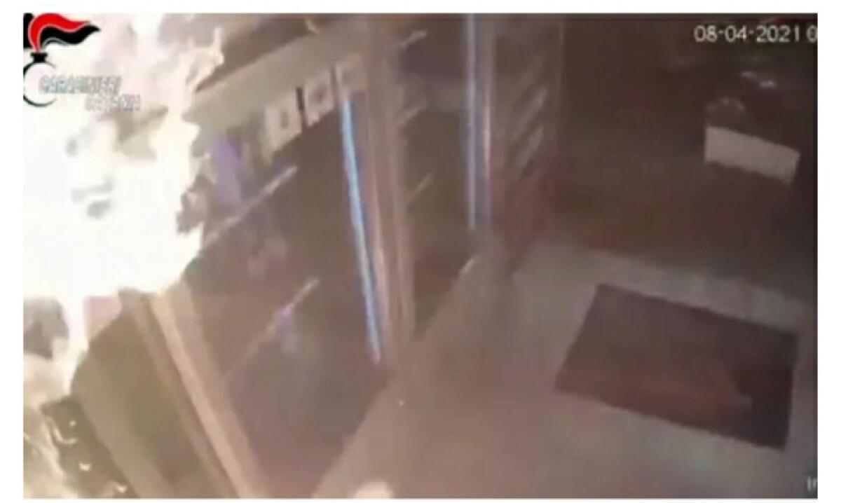 PATERNÒ. LA MACCHINETTA NON GLI DÀ IL GELATO, LUI PER RITORSIONE BRUCIA I DISTRIBUTORI AUTOMATICI - 