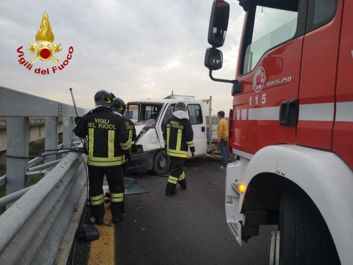 INCIDENTE SULL’A19, SCONTRO FRONTALE TRA UN’AUTO E UN AUTOCARRO, 4 FERITI - 