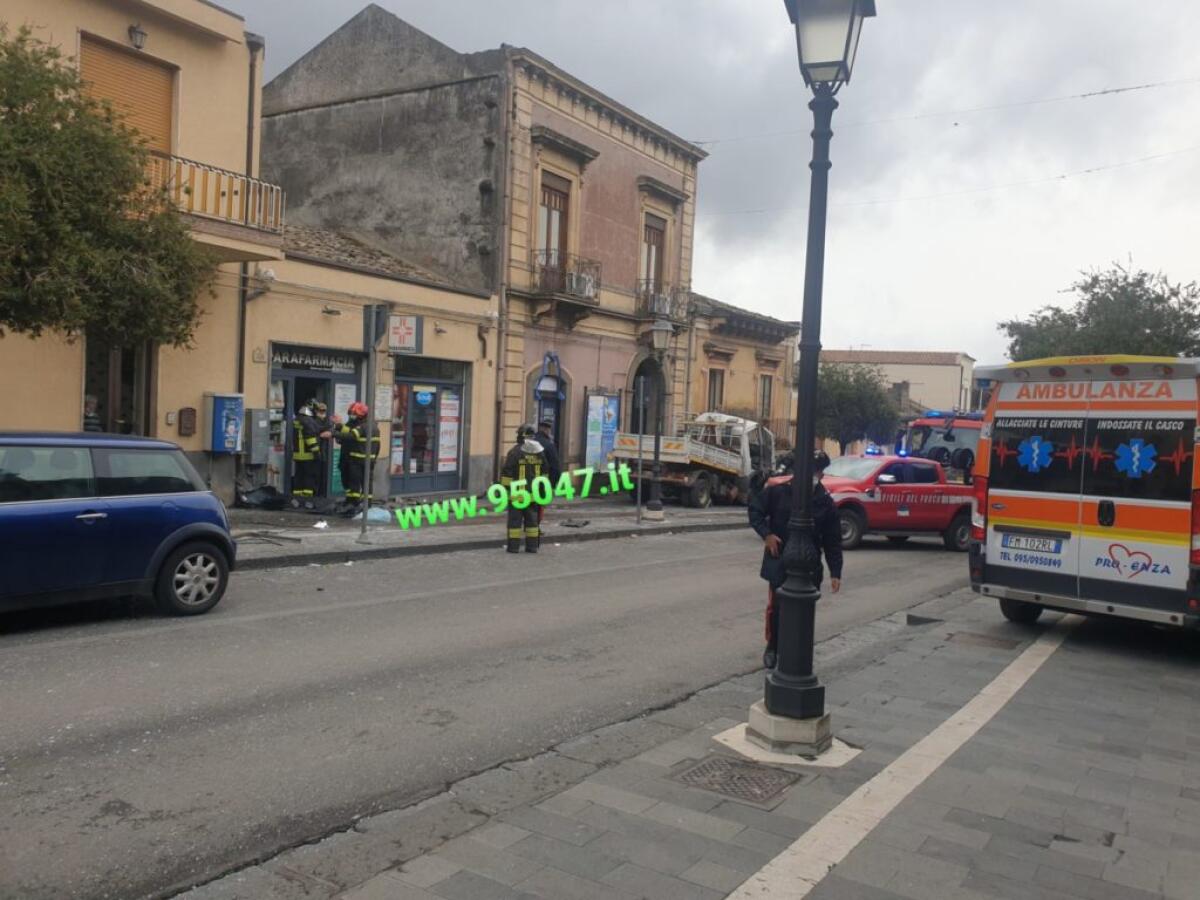 BELPASSO: CAMION TRAVOLGE PEDONE ED AUTO - 