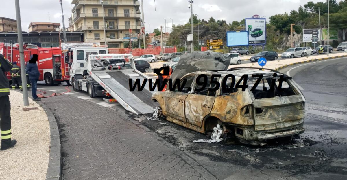 GARIBALDI- DI NESIMA: AUTO PRENDE FUOCO, TRAFFICO IN TILT - 