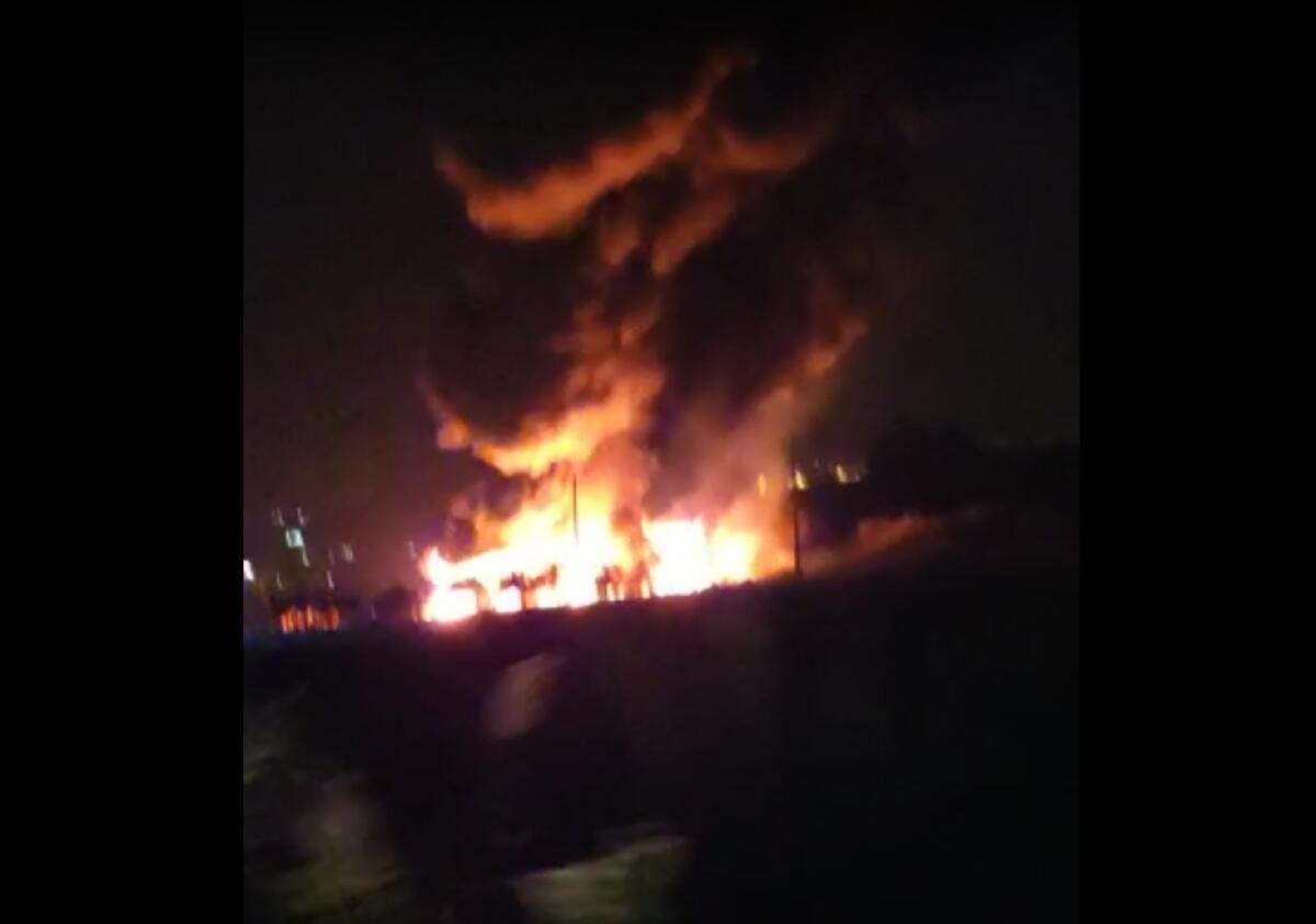 INCENDIO BRUCIA STERPAGLIE IN CONTRADA AGNELLERIA , FIAMME DANNEGGIANO AUTO E FUSTI DI OLIVE - 