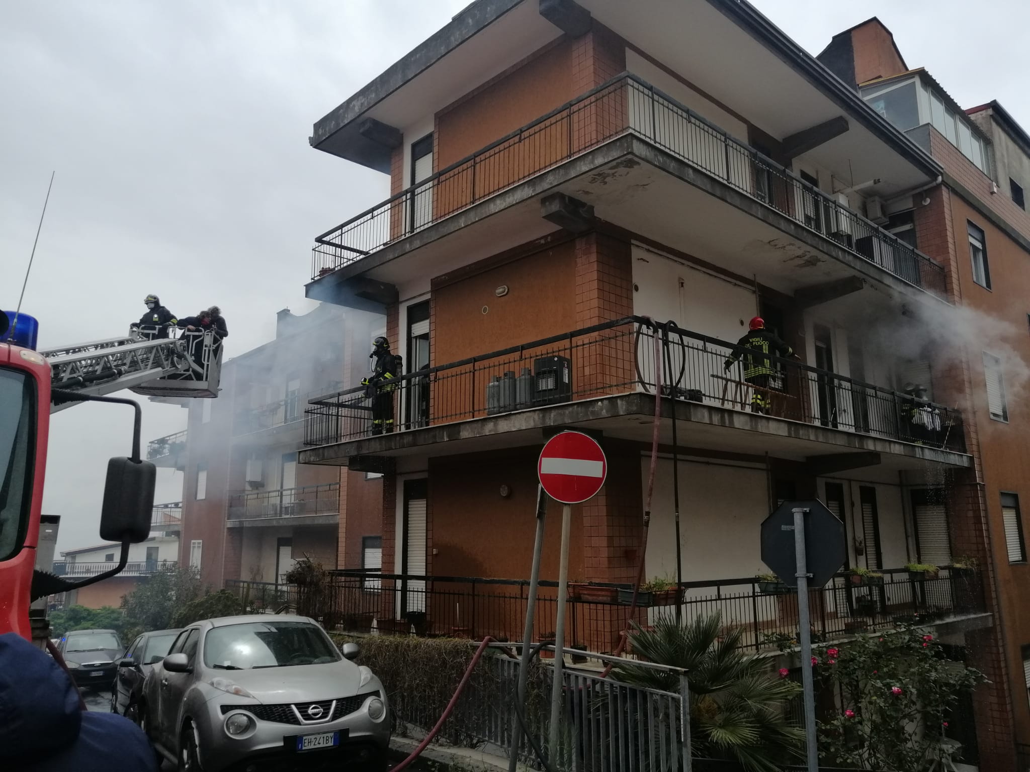 BELPASSO: FIAMME IN APPARTAMENTO, PERSONE EVACUATE DA VIGILI DEL FUOCO CON UN’AUTOSCALA