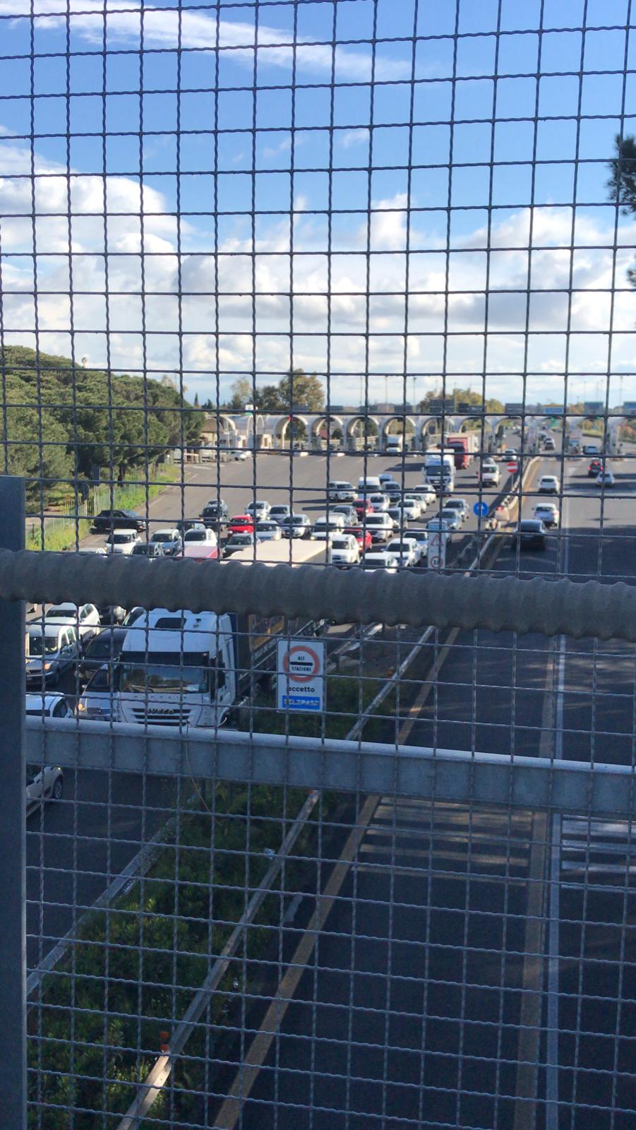 CATANIA: TANGENZIALE BLOCCATA PER PROTESTA DEGLI AMBULANTI – TRAFFICO IN TILT – PROTESTA ANCHE LA MUSICA LE FOTO