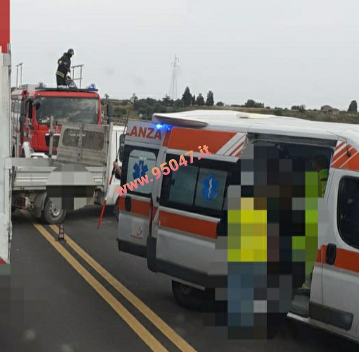 INCIDENTE SULL’A19, SCONTRO FRONTALE TRA UN’AUTO E UN AUTOCARRO, 4 FERITI