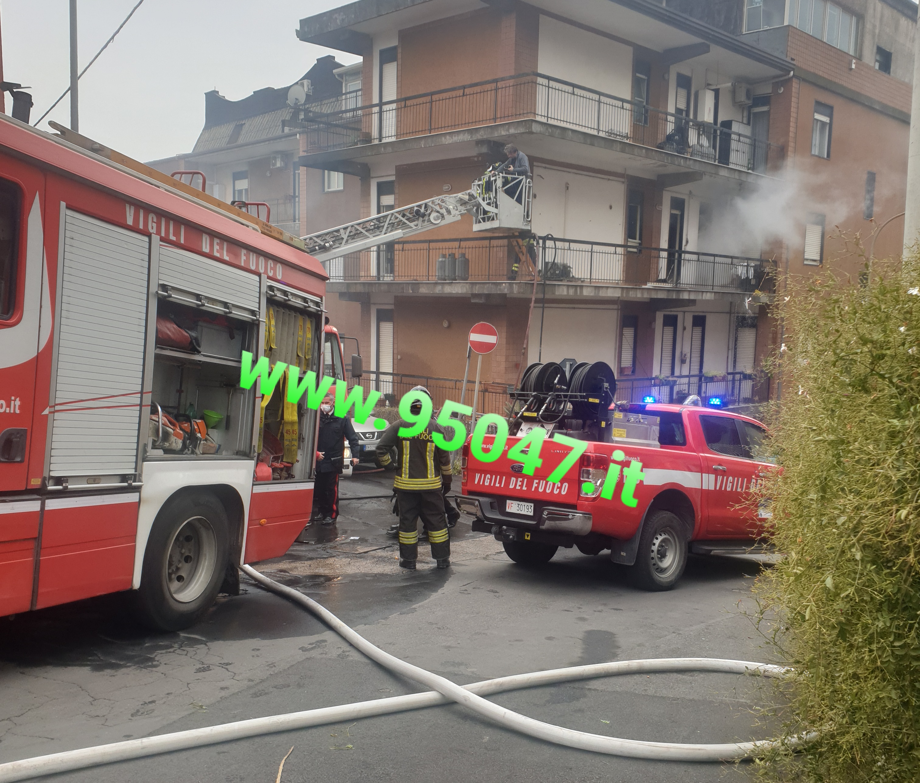 BELPASSO: FIAMME IN APPARTAMENTO, PERSONE EVACUATE DA VIGILI DEL FUOCO CON UN’AUTOSCALA