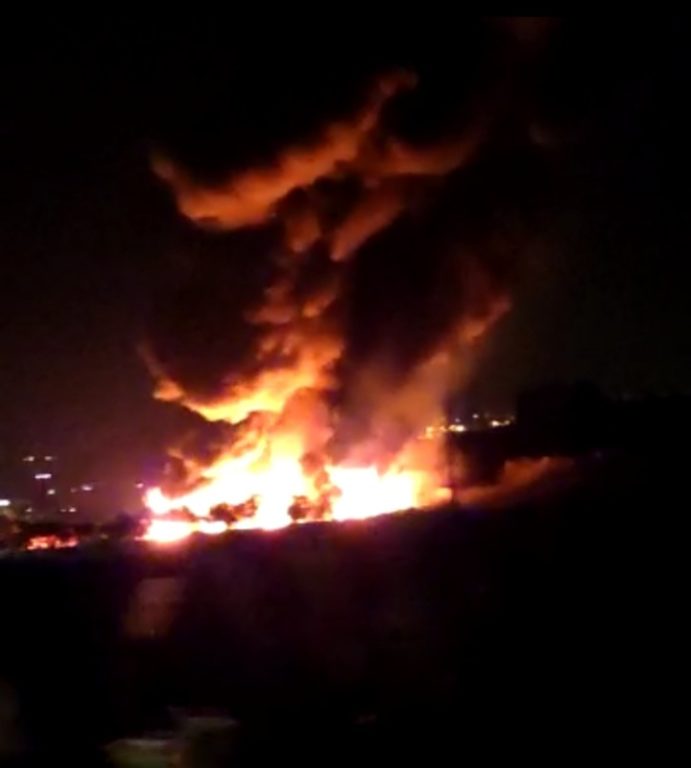 INCENDIO BRUCIA STERPAGLIE IN CONTRADA AGNELLERIA , FIAMME DANNEGGIANO AUTO E FUSTI DI OLIVE