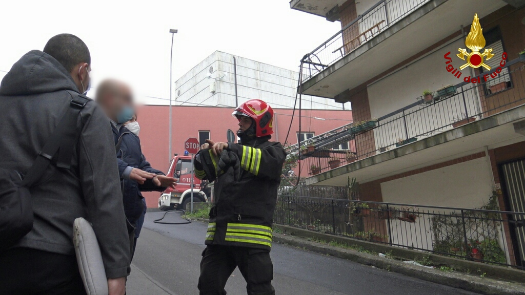BELPASSO: FIAMME IN APPARTAMENTO, PERSONE EVACUATE DA VIGILI DEL FUOCO CON UN’AUTOSCALA