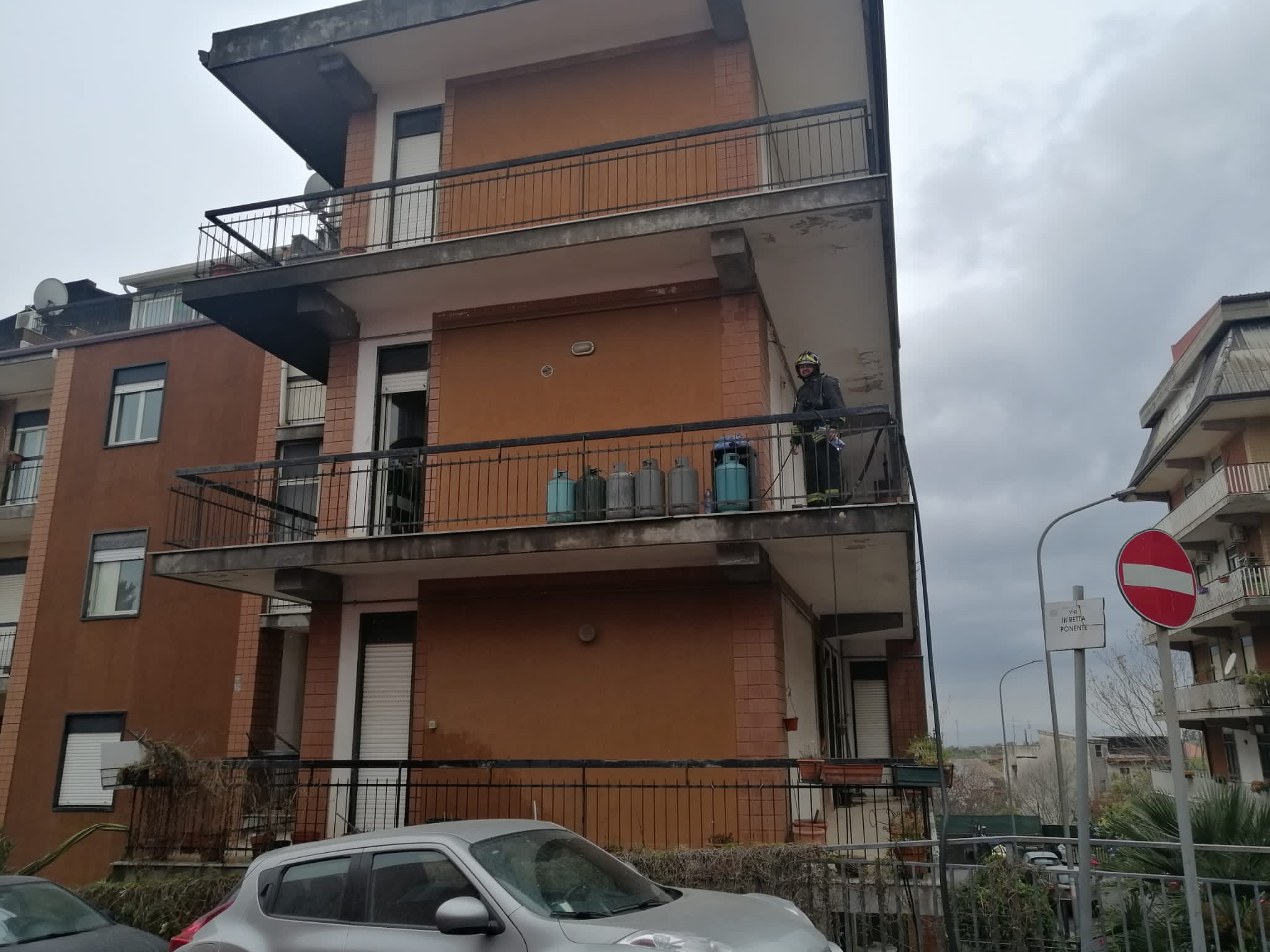 BELPASSO: FIAMME IN APPARTAMENTO, PERSONE EVACUATE DA VIGILI DEL FUOCO CON UN’AUTOSCALA