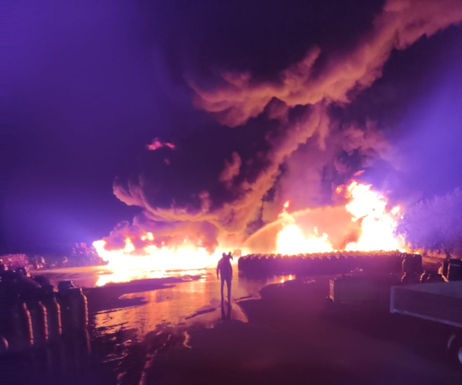 INCENDIO BRUCIA STERPAGLIE IN CONTRADA AGNELLERIA , FIAMME DANNEGGIANO AUTO E FUSTI DI OLIVE