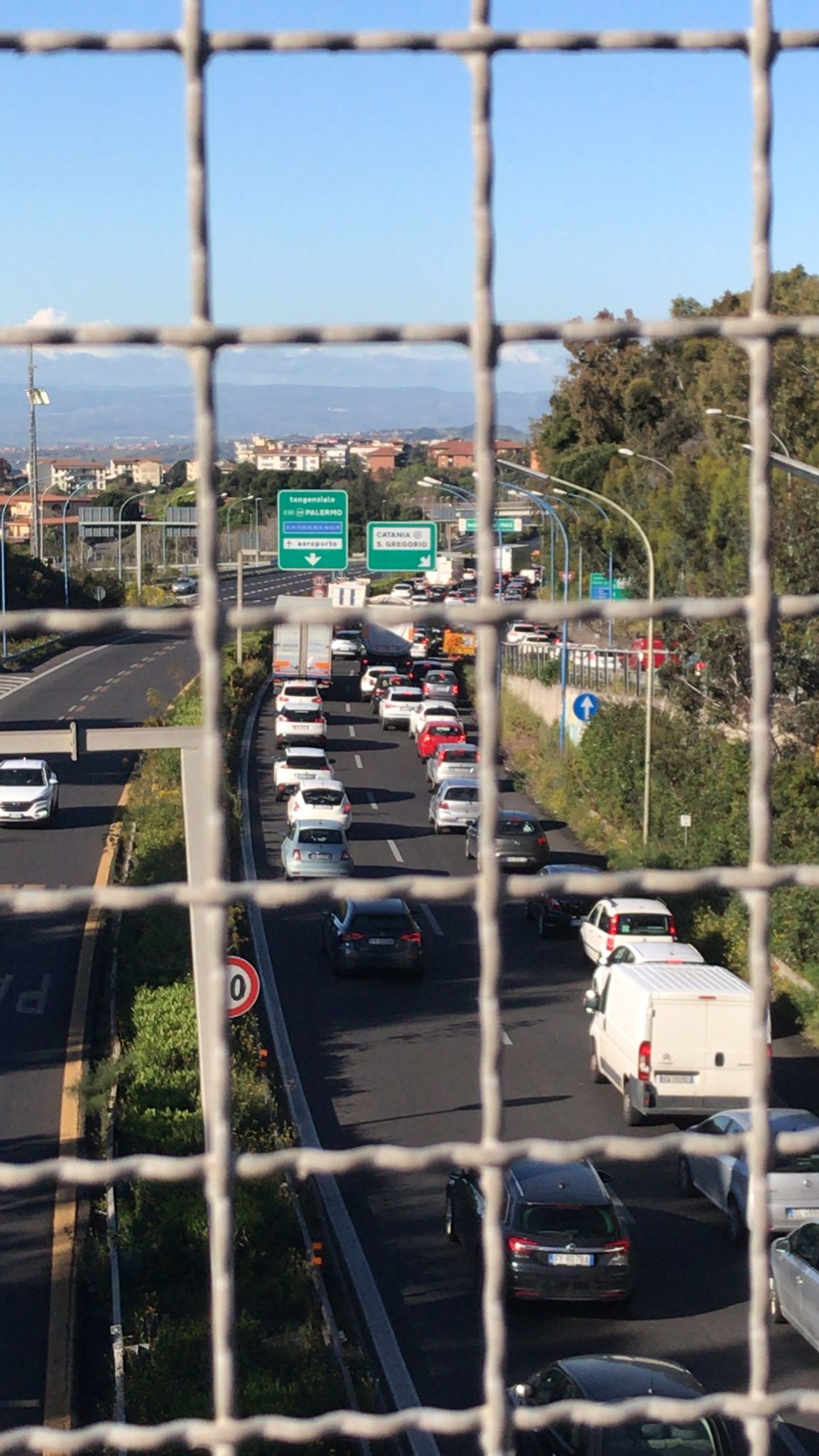 CATANIA: TANGENZIALE BLOCCATA PER PROTESTA DEGLI AMBULANTI – TRAFFICO IN TILT – PROTESTA ANCHE LA MUSICA LE FOTO