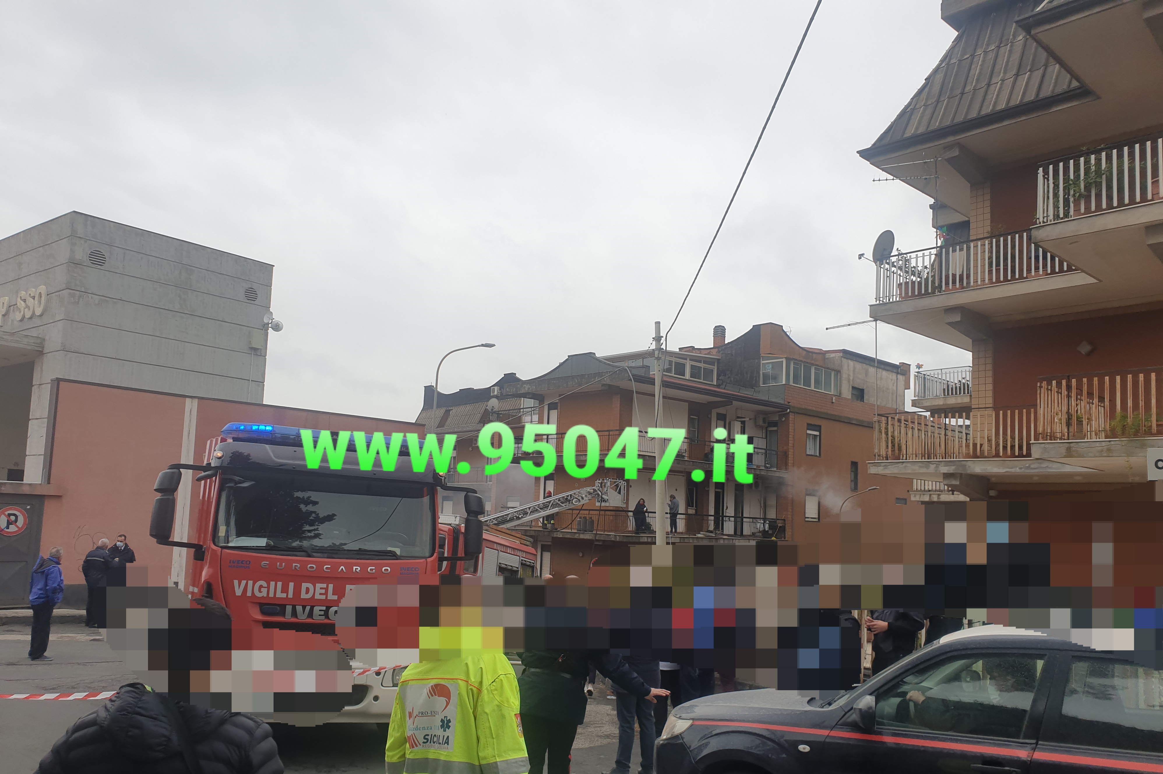 BELPASSO: FIAMME IN APPARTAMENTO, PERSONE EVACUATE DA VIGILI DEL FUOCO CON UN’AUTOSCALA