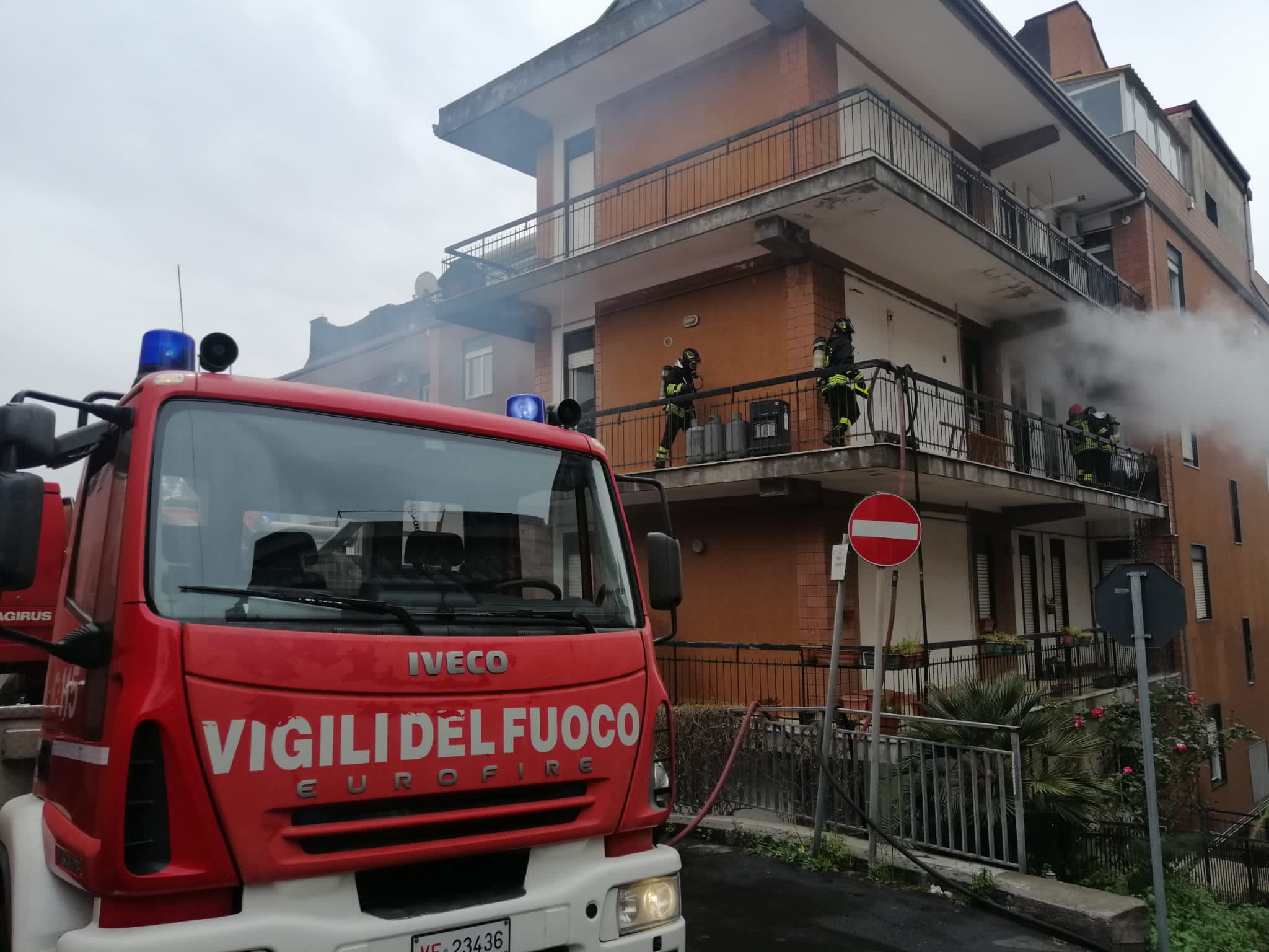 BELPASSO: FIAMME IN APPARTAMENTO, PERSONE EVACUATE DA VIGILI DEL FUOCO CON UN’AUTOSCALA