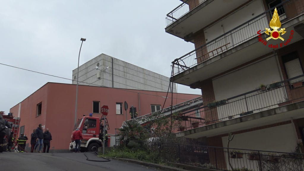 BELPASSO: FIAMME IN APPARTAMENTO, PERSONE EVACUATE DA VIGILI DEL FUOCO CON UN’AUTOSCALA