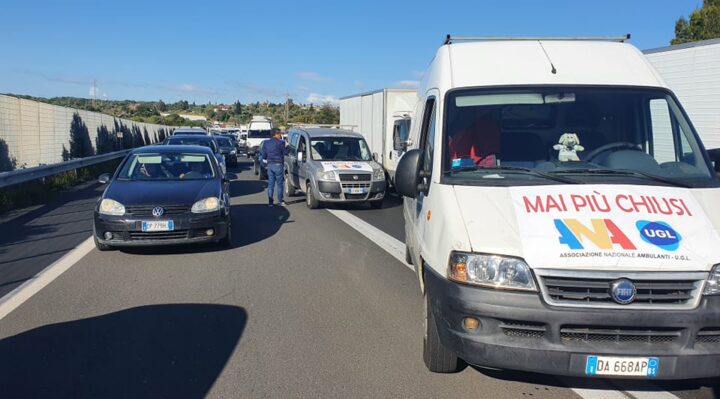 CATANIA: TANGENZIALE BLOCCATA PER PROTESTA DEGLI AMBULANTI – TRAFFICO IN TILT – PROTESTA ANCHE LA MUSICA LE FOTO