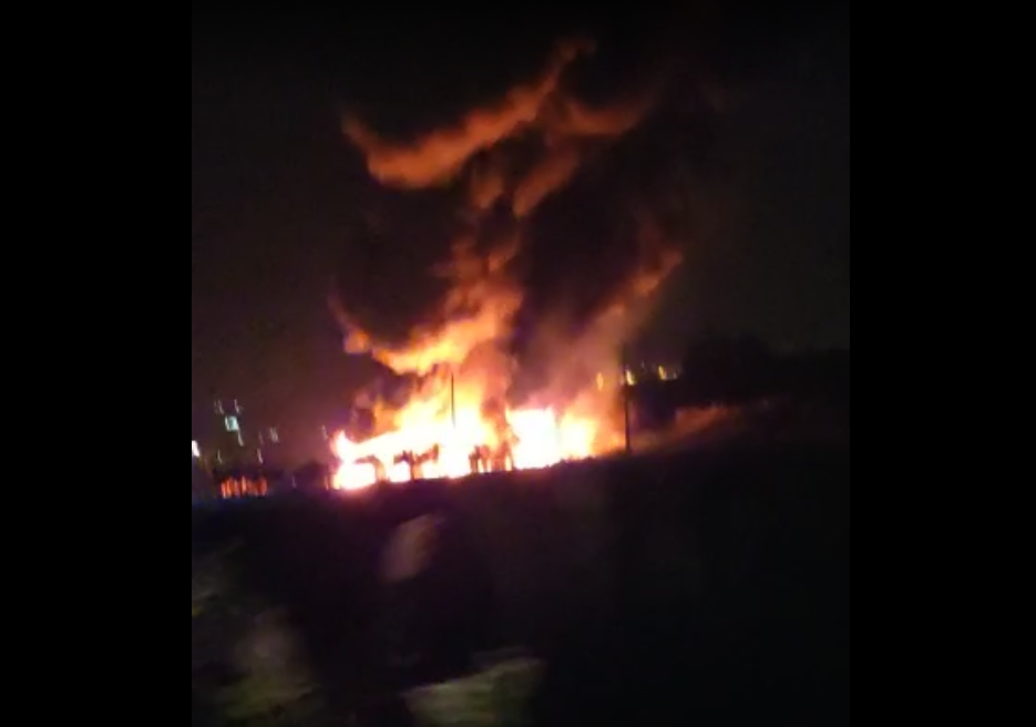 INCENDIO BRUCIA STERPAGLIE IN CONTRADA AGNELLERIA , FIAMME DANNEGGIANO AUTO E FUSTI DI OLIVE