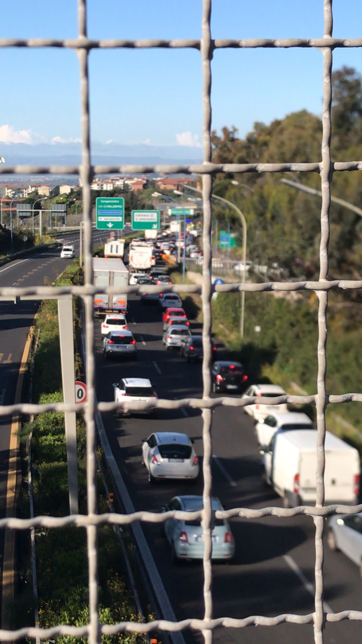 CATANIA: TANGENZIALE BLOCCATA PER PROTESTA DEGLI AMBULANTI – TRAFFICO IN TILT – PROTESTA ANCHE LA MUSICA LE FOTO