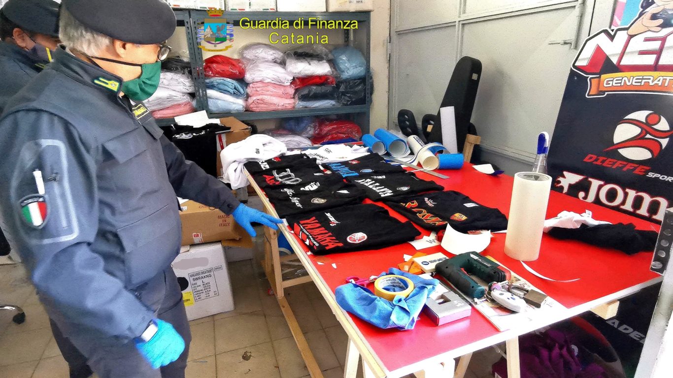 SEQUESTRATO A BELPASSO UN “LABORATORIO DEL FALSO”. DENUNCIATO IL TITOLARE CHE VENDEVA I CAPI TAROCCATI ON-LINE.