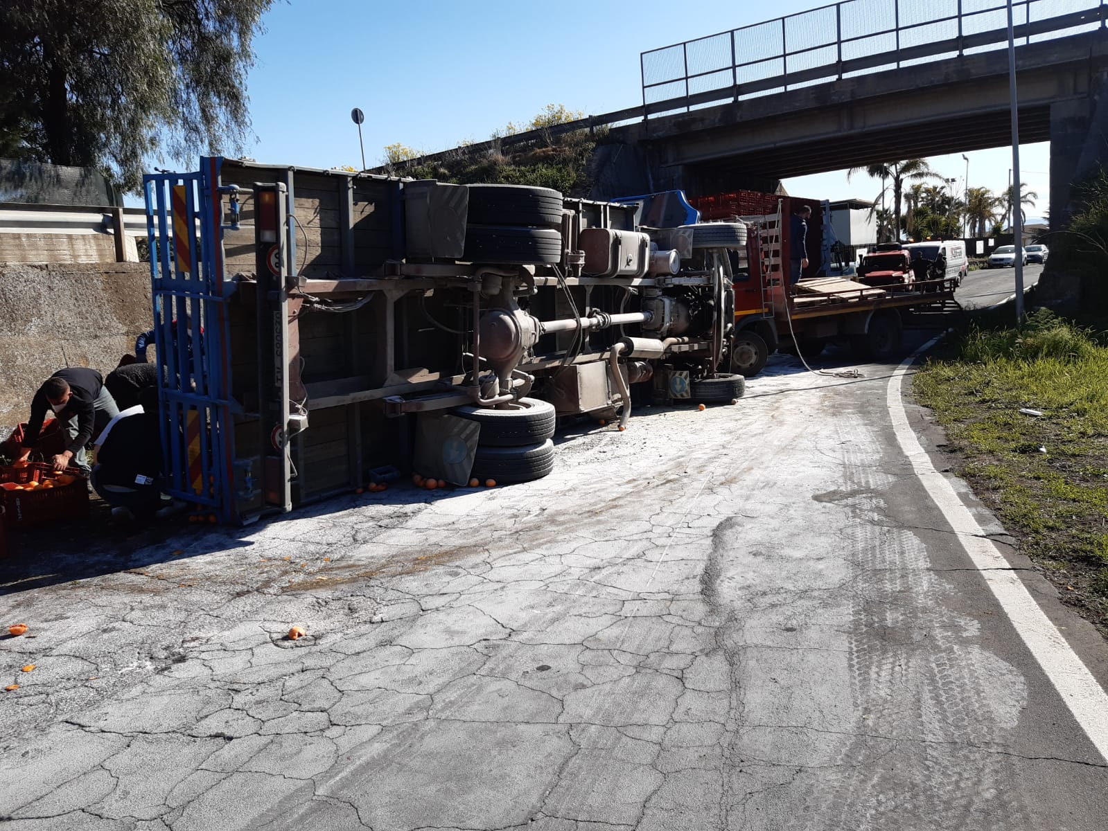 BIANCAVILLA: CAMION CARICO DI ARANCE SI RIBALTA