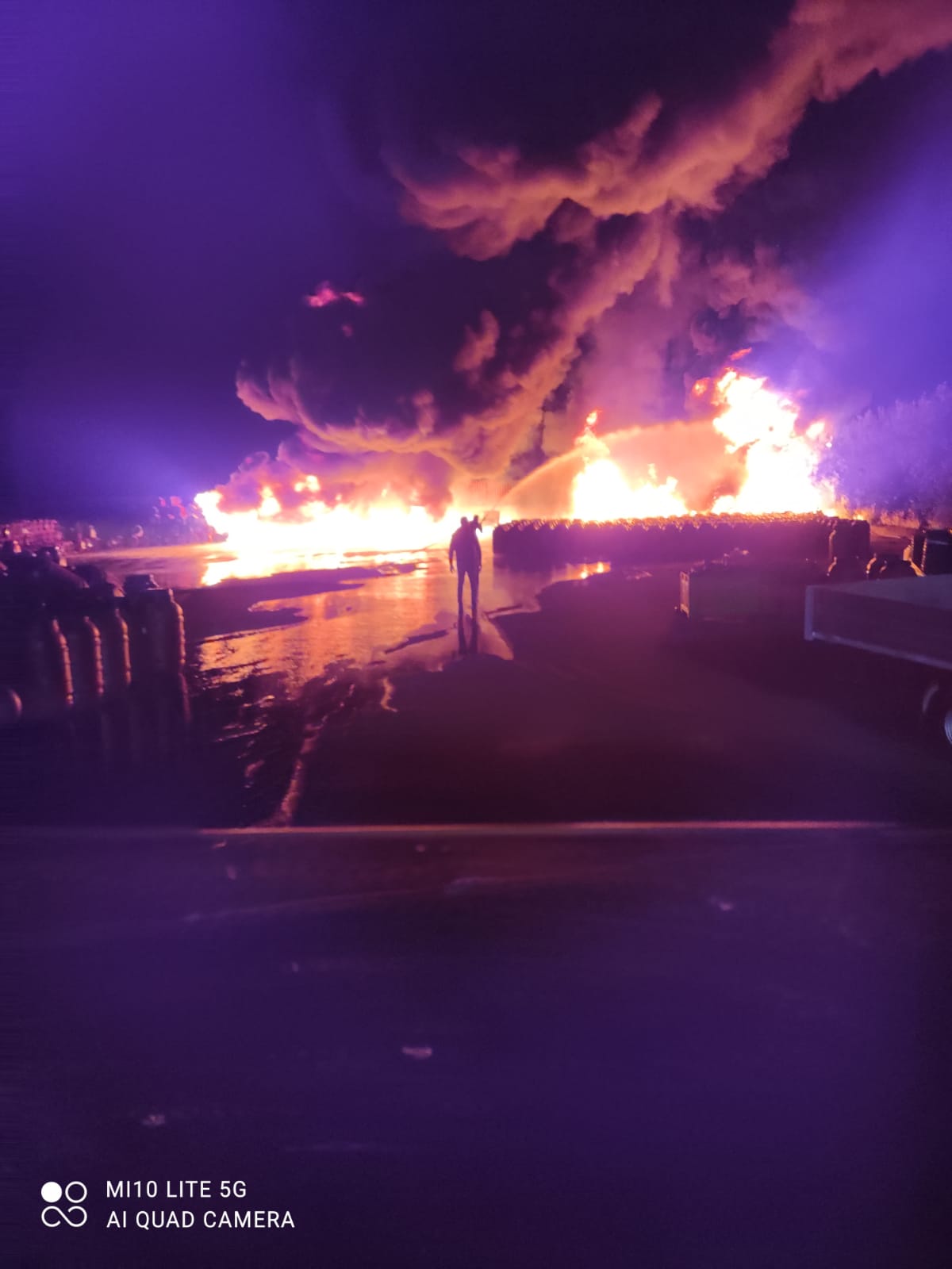 PATERNO': UN INCENDIO DI  STERPAGLIE COINVOLGE ANCHE UNA AUTOVETTURA E FUSTI DI OLIVE