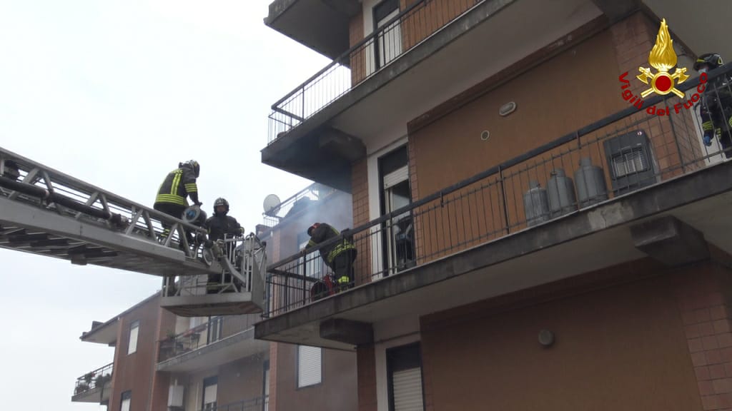 BELPASSO: FIAMME IN APPARTAMENTO, PERSONE EVACUATE DA VIGILI DEL FUOCO CON UN’AUTOSCALA