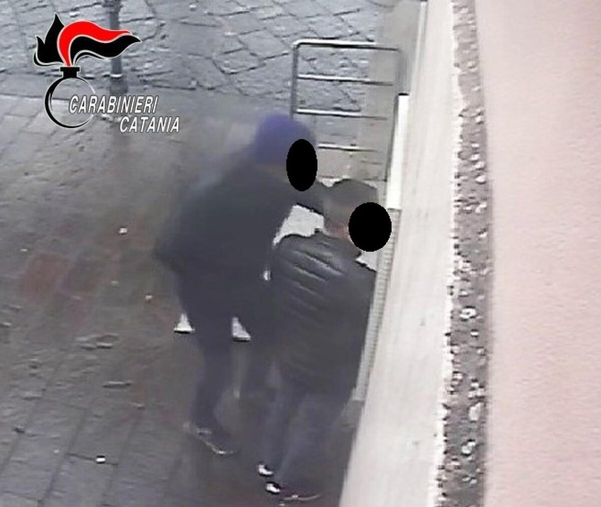 Maniace. Invece di restituire il portafogli smarrito al cugino gli “fregano” 600 euro al bancomat   - 