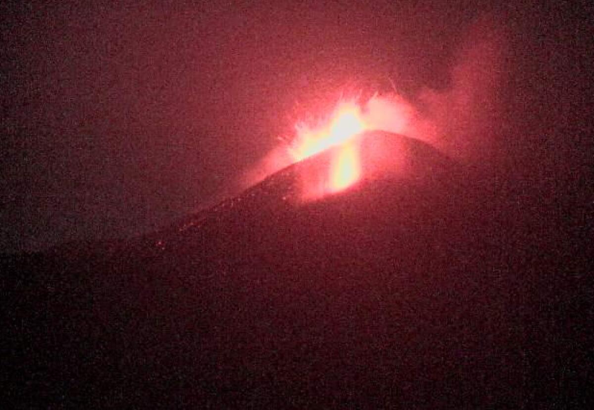 ETNA: TERZO PAROSSISMO DI GIORNATA IN CORSO, TREMORE IN AUMENTO - 