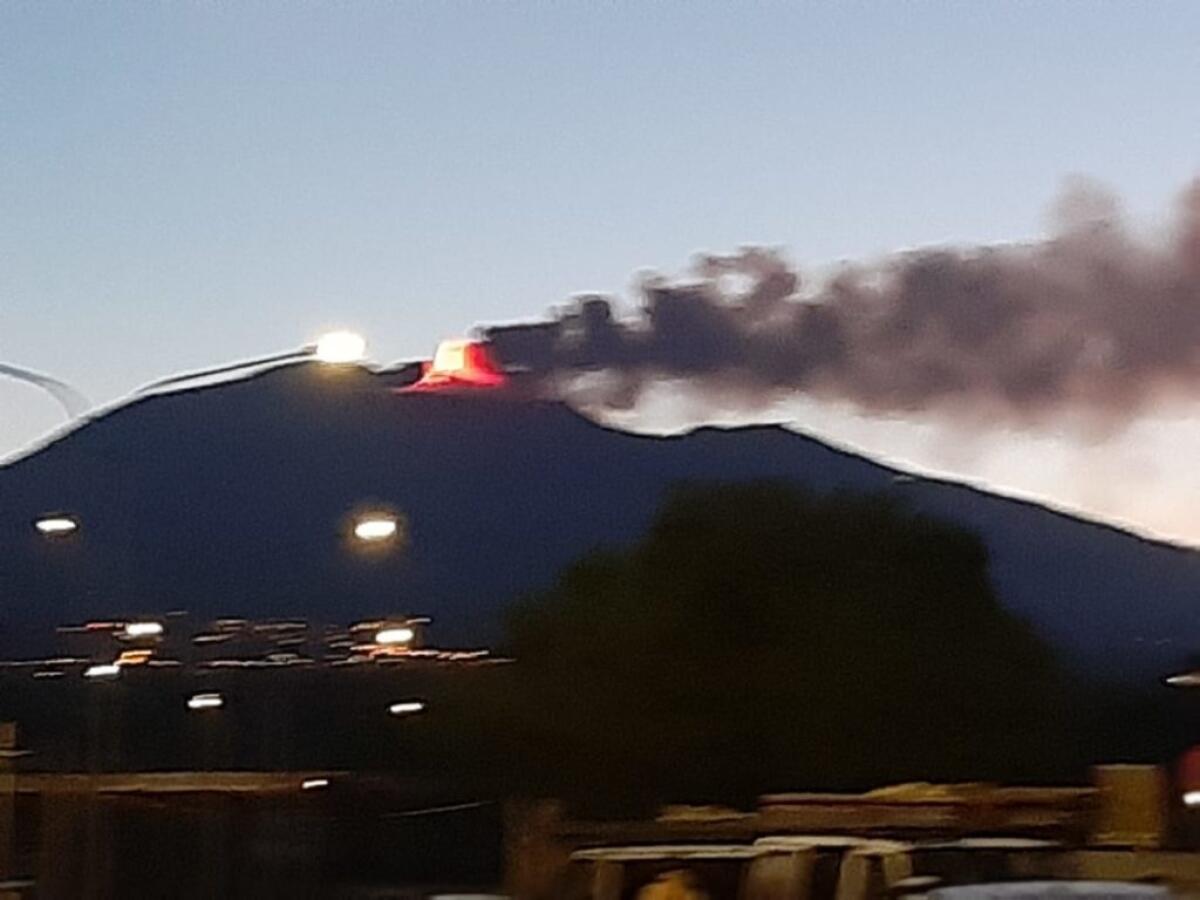 IN CORSO ATTIVITÀ STROMBOLIANA E UNA COLATA LAVICA DAL NUOVO CRATERE DI SUD-EST. UDIBILI BOATI DAI PAESI ETNEI - 