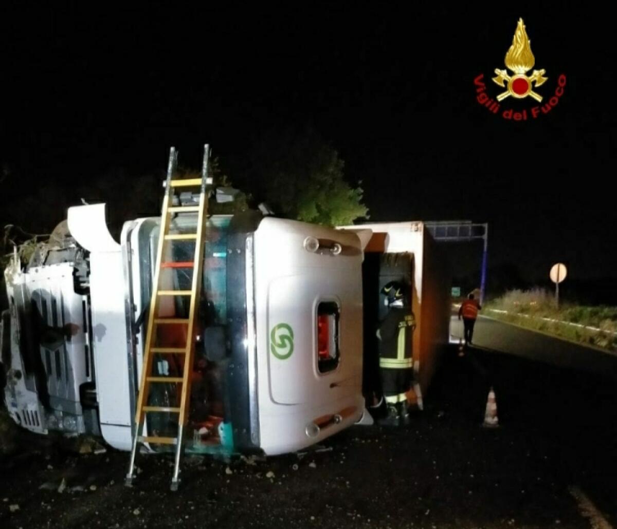 MEZZO PESANTE SI RIBALTA NELLA NOTTE SULL'A18, ILLESO IL CONDUCENTE - 