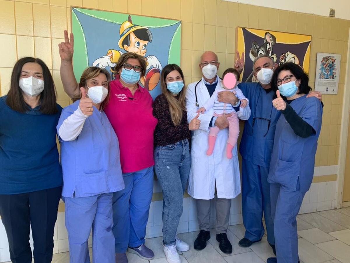 CALTAGIRONE. SALVATA A 8 MESI DALLA SINDROME INFIAMMATORIA MULTISISTEMICA. I GENITORI DONANO UNA TARGA AL REPARTO DI PEDIATRIA - 