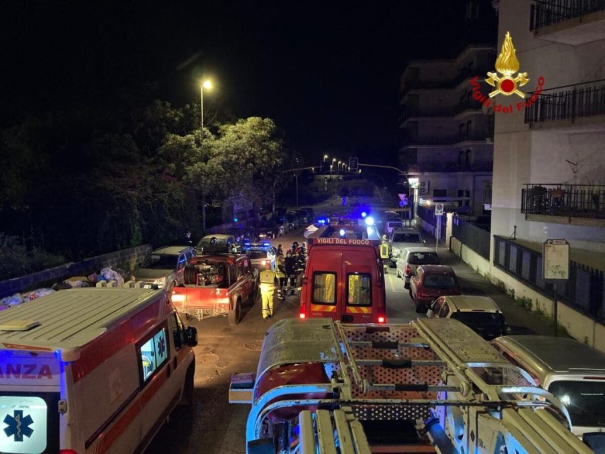VIGILI DEL FUOCO INTERVENGONO PER LO SCOPPIO DI UN ORDIGNO IN VIA CARACCIOLO A CATANIA - 