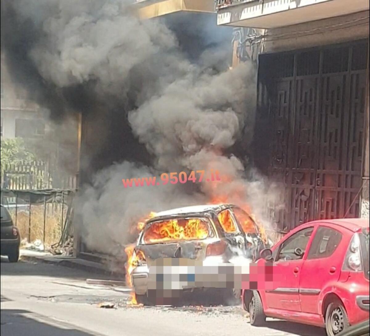 PATERNO’: AUTO IN FIAMME IN VIA MACCHIAVELLI - 