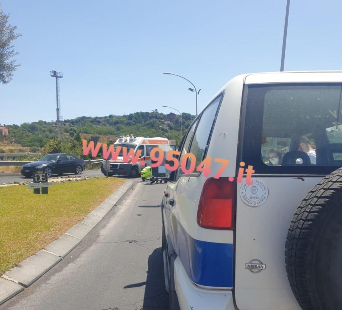 PATERNÒ TRAVOLGE UNO SCOOTER CON L'AUTO E SCAPPA - 