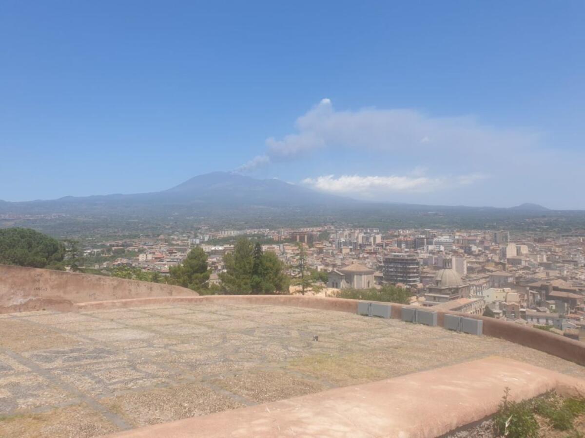 ETNA: IN CORSO ATTIVITÀ ESPLOSIVA CHE FORMA UNA NUBE VULCANICA ALTA CIRCA 7000 M SUL LIVELLO DEL MARE. - 