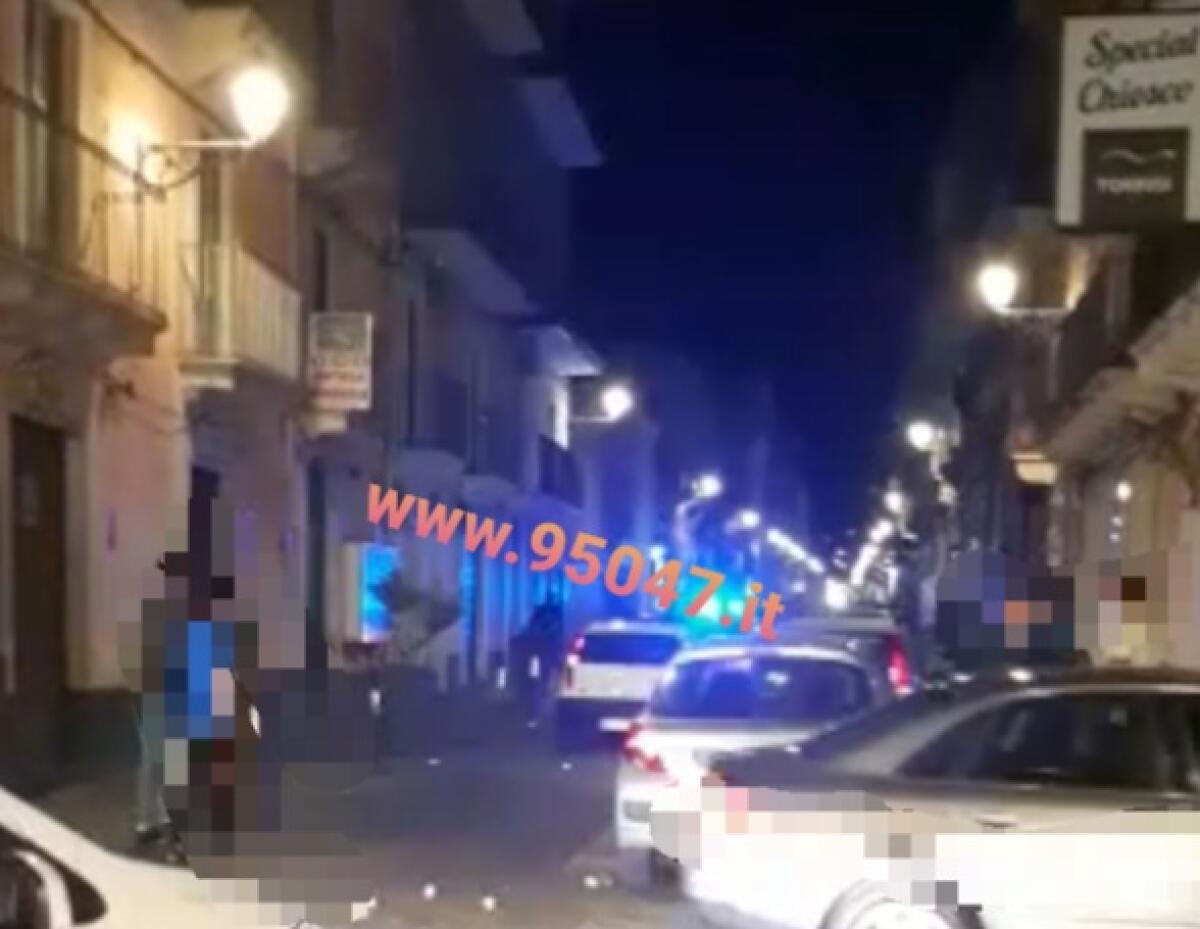 PATERNÒ RISSA IN PIENO CENTRO. FERITI. SUL POSTO 118 E CARABINIERI - 
