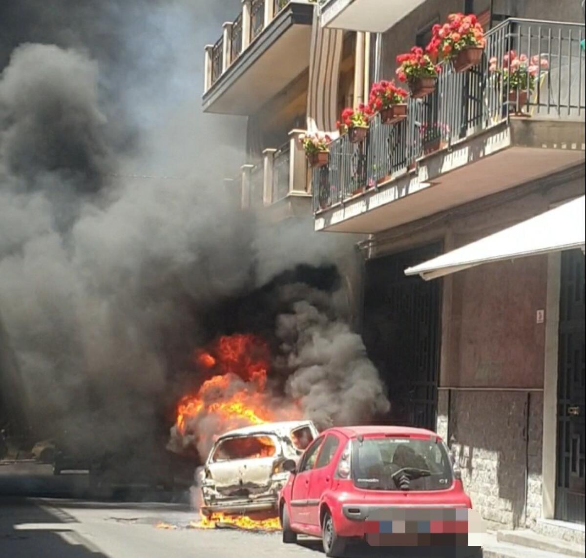 PATERNO': PAURA PER AUTO IN FIAMME IN VIA MACHIAVELLI QUESTA MATTINA - 