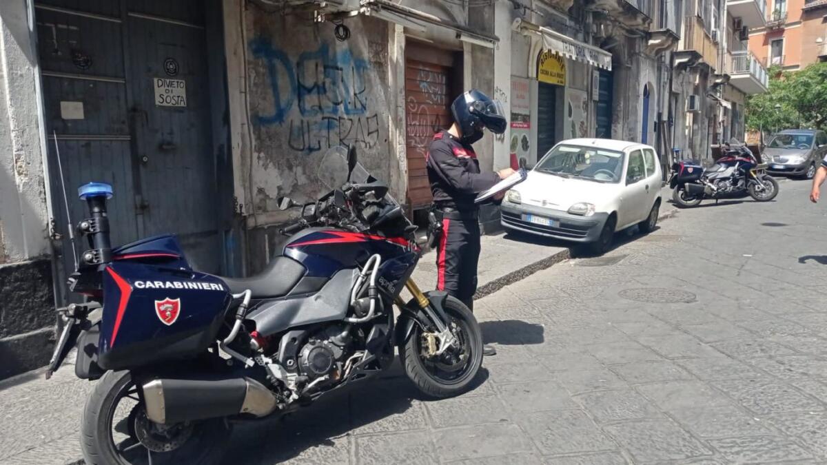 CATANIA. RUBA MAGLIETTE IN UN NEGOZIO: INSEGUITO ED ARRESTATO ALLA “FERA O’ LUNI” - 