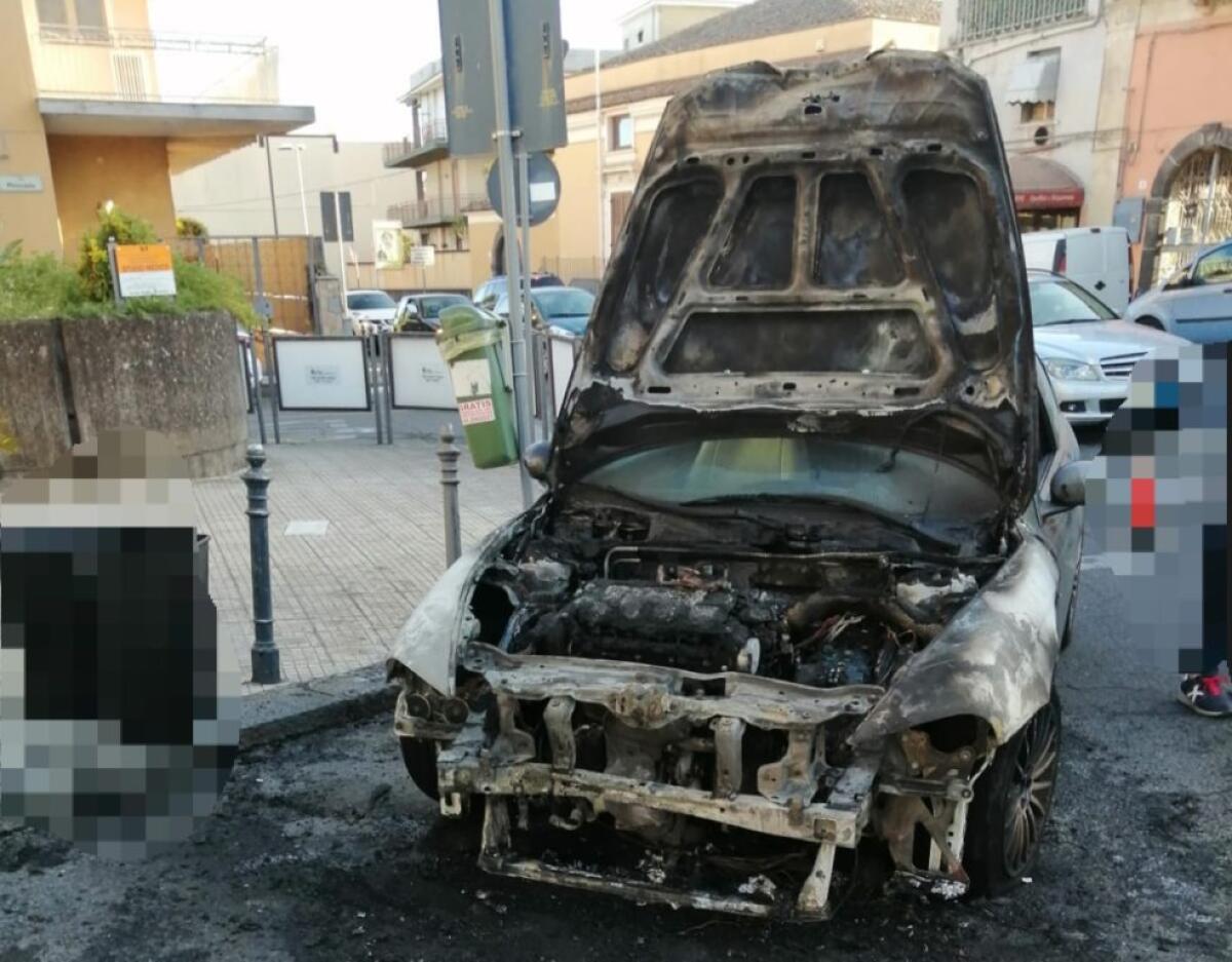 SANT’AGATA LI BATTIATI: AUTO IN FIAMME DANNEGGIA L’ESTERNO DI UN BAR - 