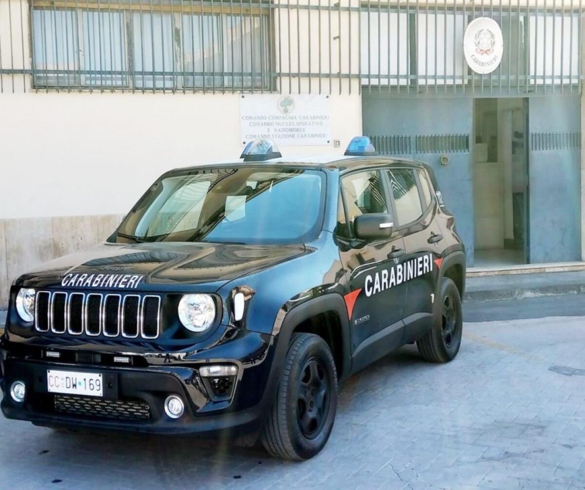 IL COMANDANTE DEI CARABINIERI DELLA STAZIONE DI PATERNÒ FUORI SERVIZIO, SALVA PENSIONATO CHE TENTA DI LANCIARSI DAL QUARTO PIANO - 